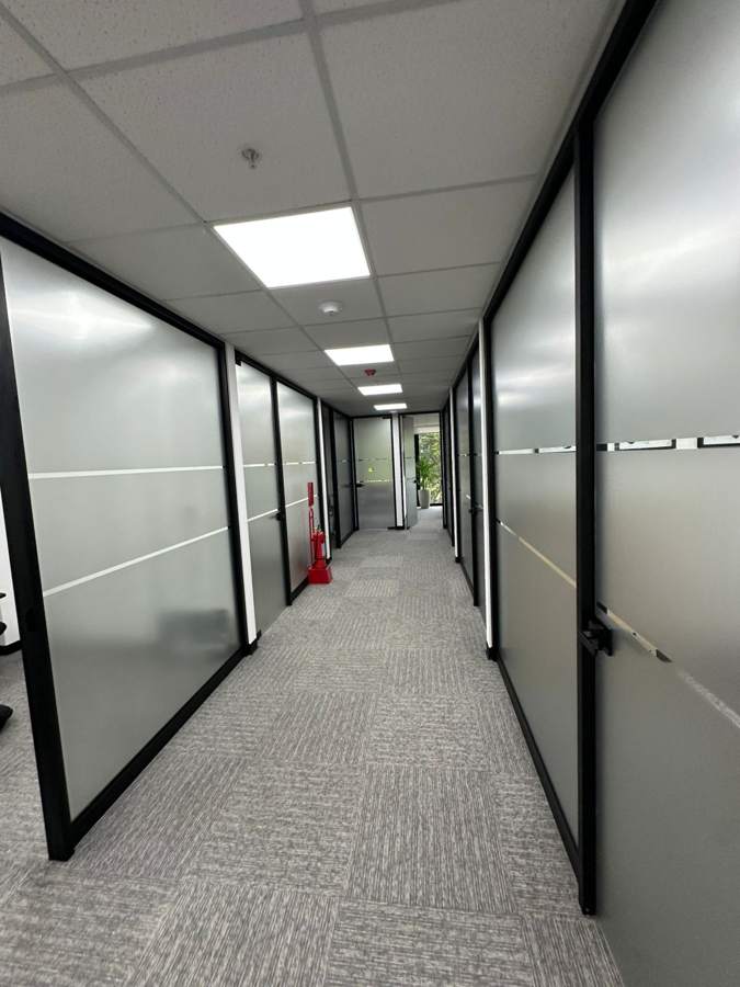 Pasillo de oficinas corporativas entregado